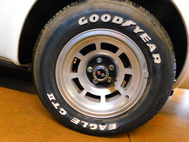 1978 White Chevrolet Corvette Coupe