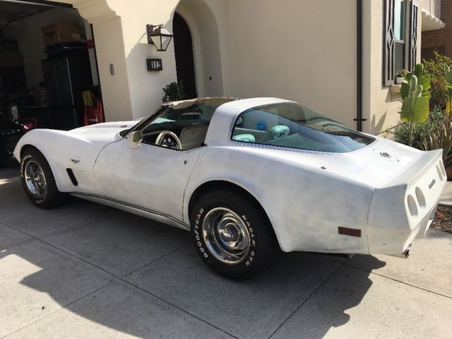 1978 White Chevrolet Corvette Coupe