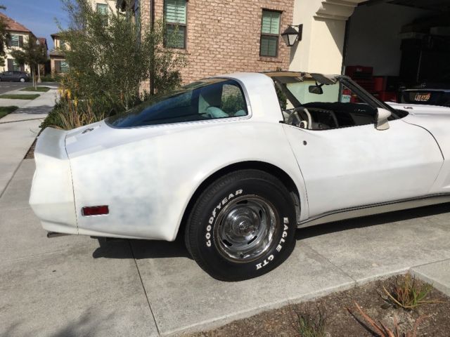 1978 White Chevrolet Corvette Coupe