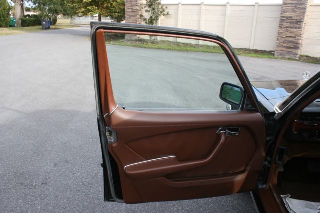1978 Black Mercedes-Benz 400-Series Sedan