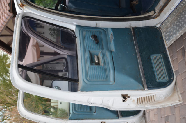 1978 White Chevrolet Suburban