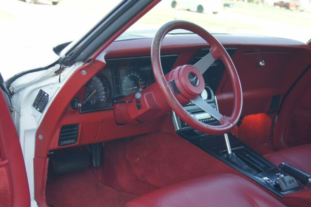 1979 White Chevrolet Corvette Coupe