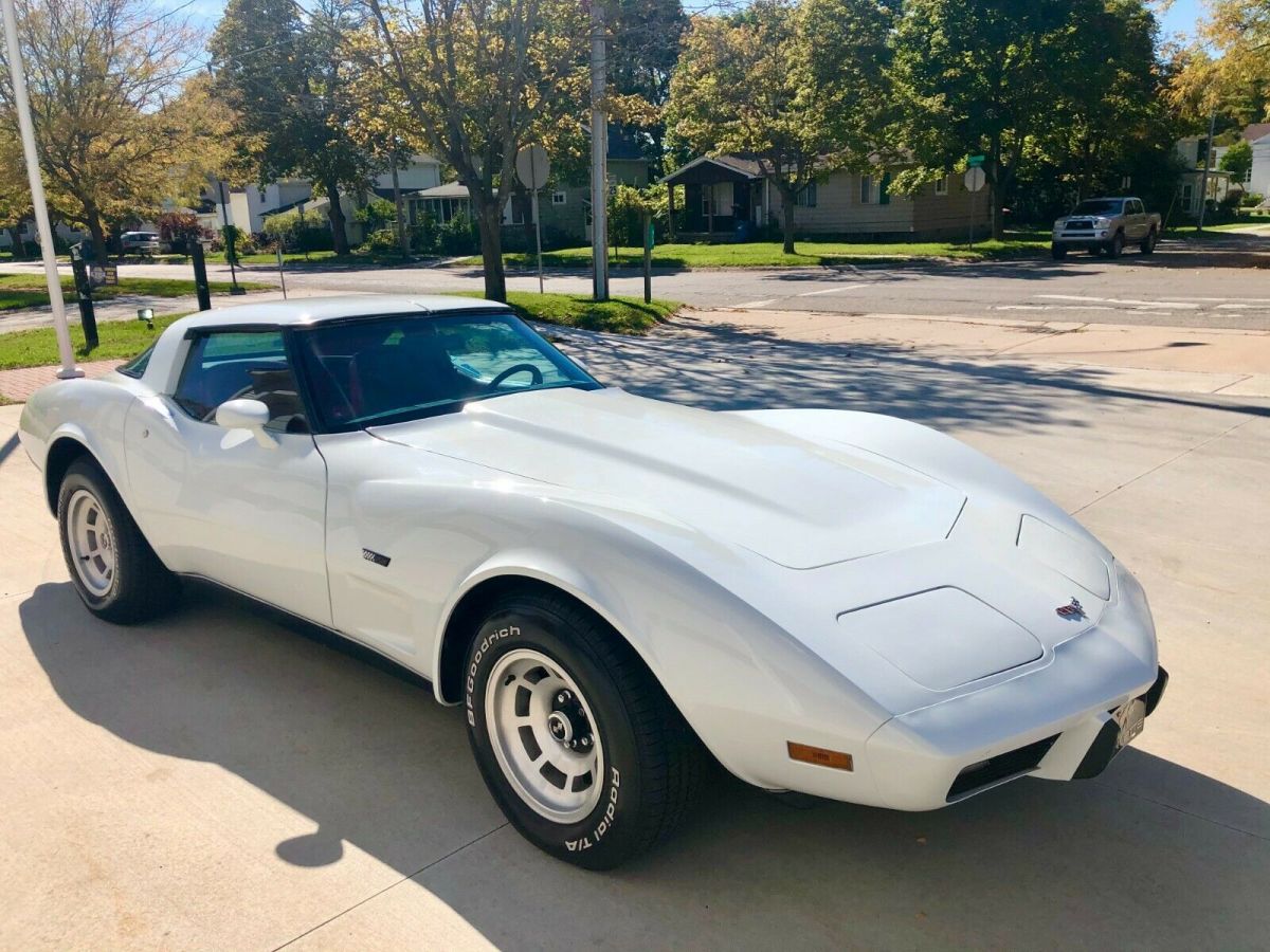 1979 White Chevrolet Corvette Coupe