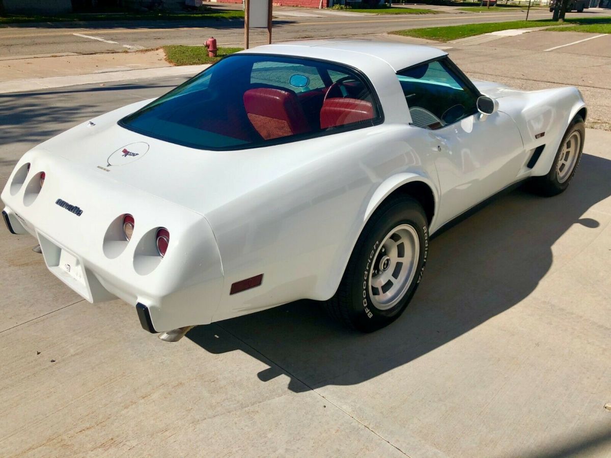 1979 White Chevrolet Corvette Coupe