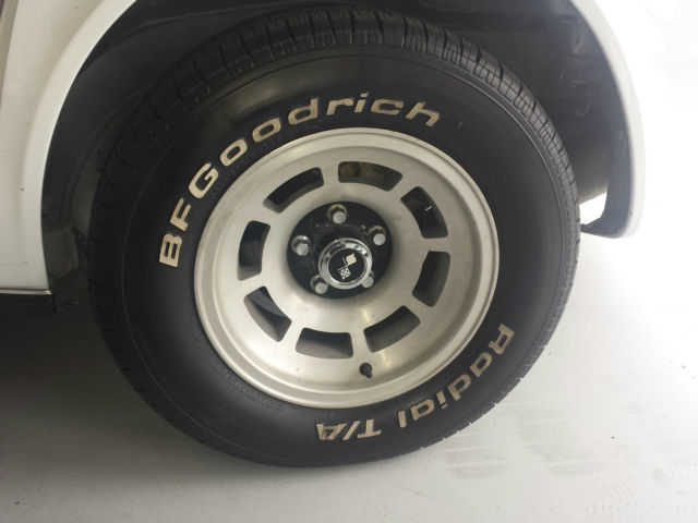 1979 White Chevrolet Corvette Coupe