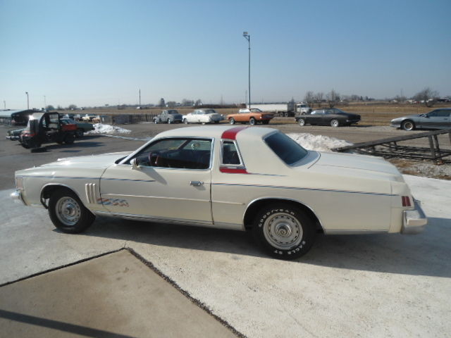 1979 White Chrysler 300 Series 2dr