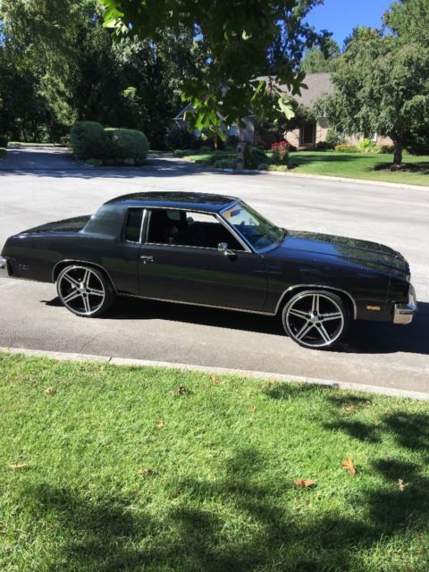 1979 Black metallic/ silver metallic Oldsmobile Cutlass Coupe