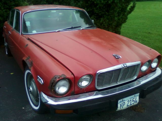 19790000 Red/Orange Jaguar XJ6 Sedan