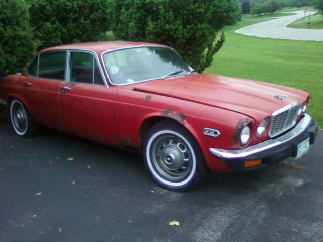 19790000 Red/Orange Jaguar XJ6 Sedan
