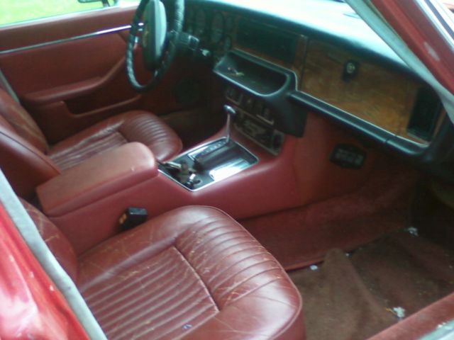 19790000 Red/Orange Jaguar XJ6 Sedan