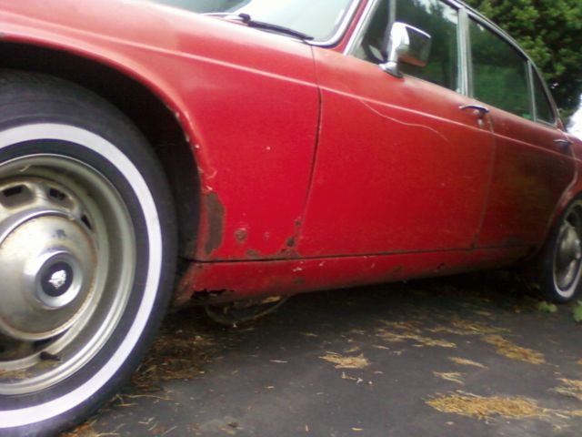 19790000 Red/Orange Jaguar XJ6 Sedan