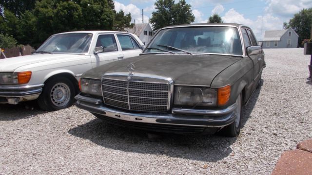 1979 Dark Green Mercedes-Benz 400-Series Sedan