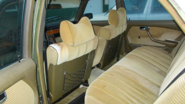 1979 Dark Green Mercedes-Benz 400-Series Sedan