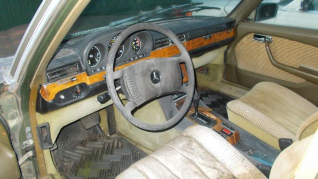 1979 Dark Green Mercedes-Benz 400-Series Sedan