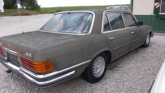 1979 Dark Green Mercedes-Benz 400-Series Sedan