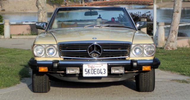19790000 Yellow Mercedes-Benz 400-Series Convertible