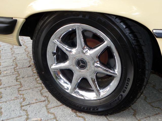 19790000 Yellow Mercedes-Benz 400-Series Convertible