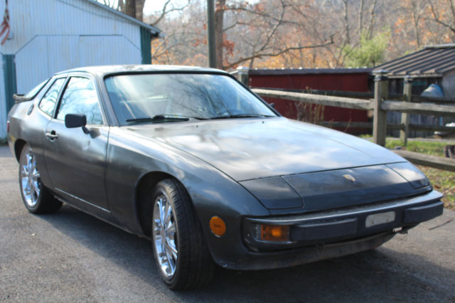 1979 grey Porsche 924 grand touring sports car