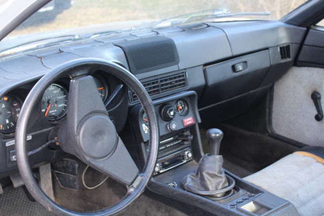 1979 grey Porsche 924 grand touring sports car