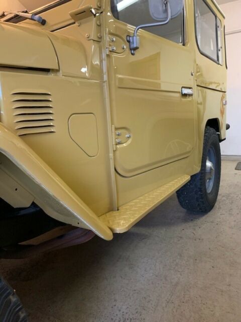 1979 Yellow Toyota FJ Cruiser 2 Door