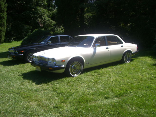 1979 White Jaguar XJ sadan