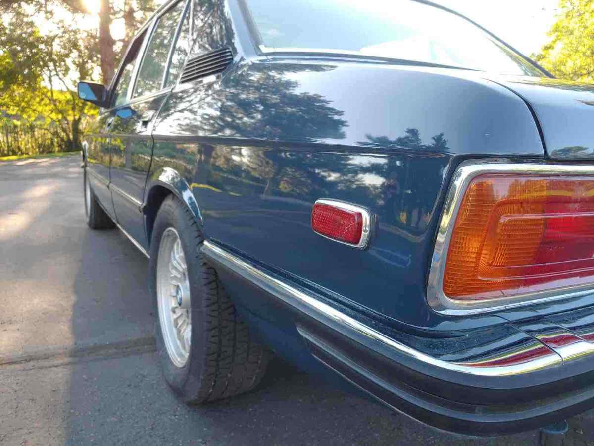 1980 Blue BMW 520 Sedan