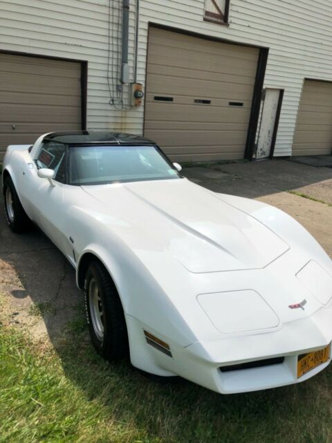 1980 White Chevrolet Corvette Coupe