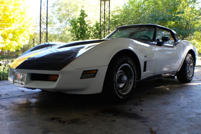 1980 White/Black Chevrolet Corvette Coupe