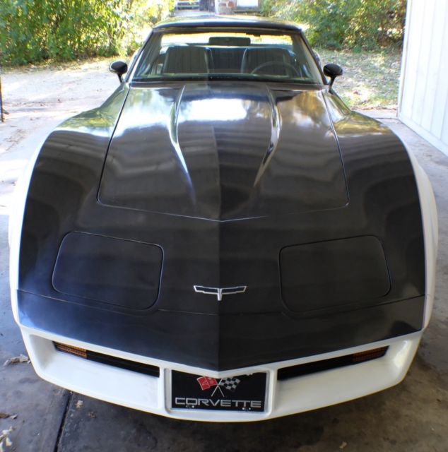 1980 White/Black Chevrolet Corvette Coupe