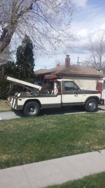 1980 Brown/tan Ford F-350 16' extendable boom