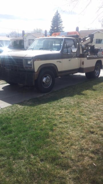 1980 Brown/tan Ford F-350 16' extendable boom