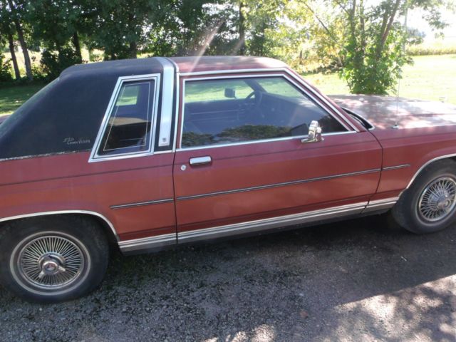 1980 Ford Crown Victoria Sedan