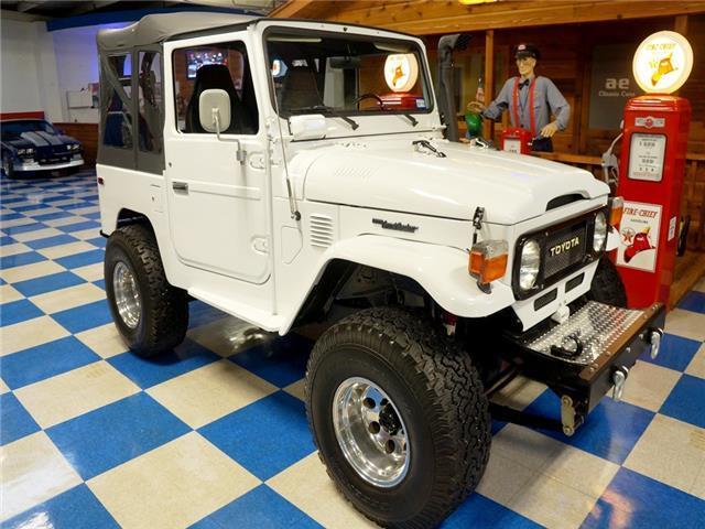 1980 White Toyota Land Cruiser --