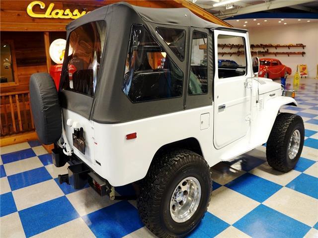 1980 White Toyota Land Cruiser --