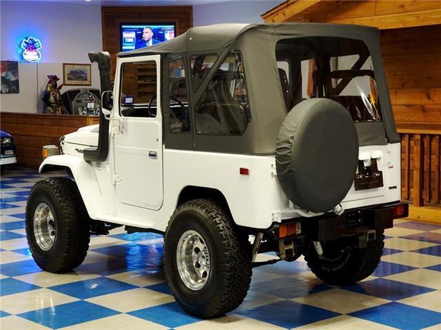 1980 White Toyota Land Cruiser --