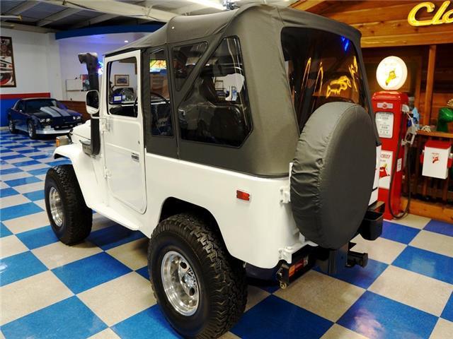 1980 White Toyota Land Cruiser --