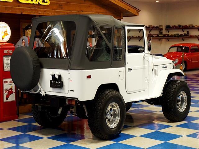 1980 White Toyota Land Cruiser --