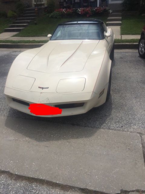 1981 White Chevrolet Corvette Coupe