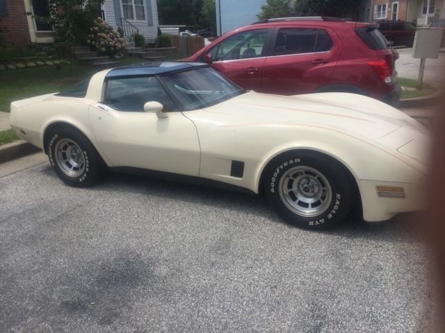 1981 White Chevrolet Corvette Coupe