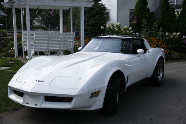 1981 White Chevrolet Corvette Coupe