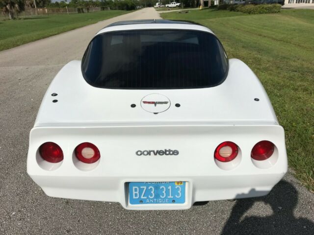 1981 White Chevrolet Corvette Coupe