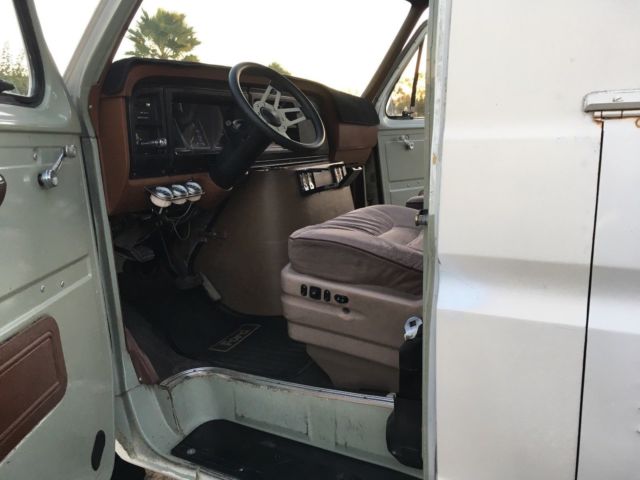 1981 White Ford E-Series Van Standard Passenger Van