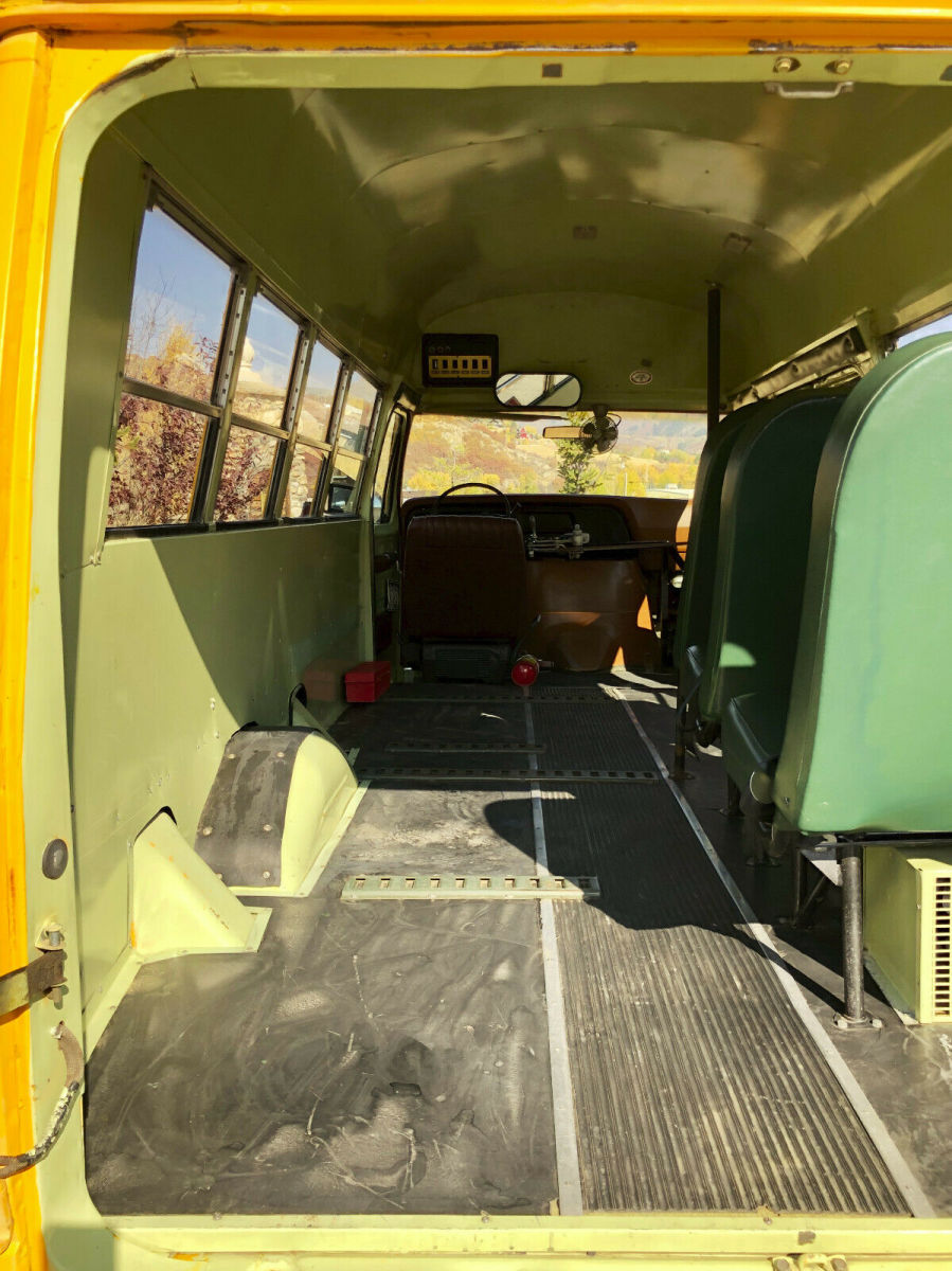 1981 Yellow Ford E-350 Econoline Cutaway Van