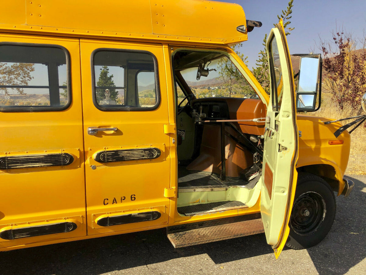 1981 Yellow Ford E-350 Econoline Cutaway Van