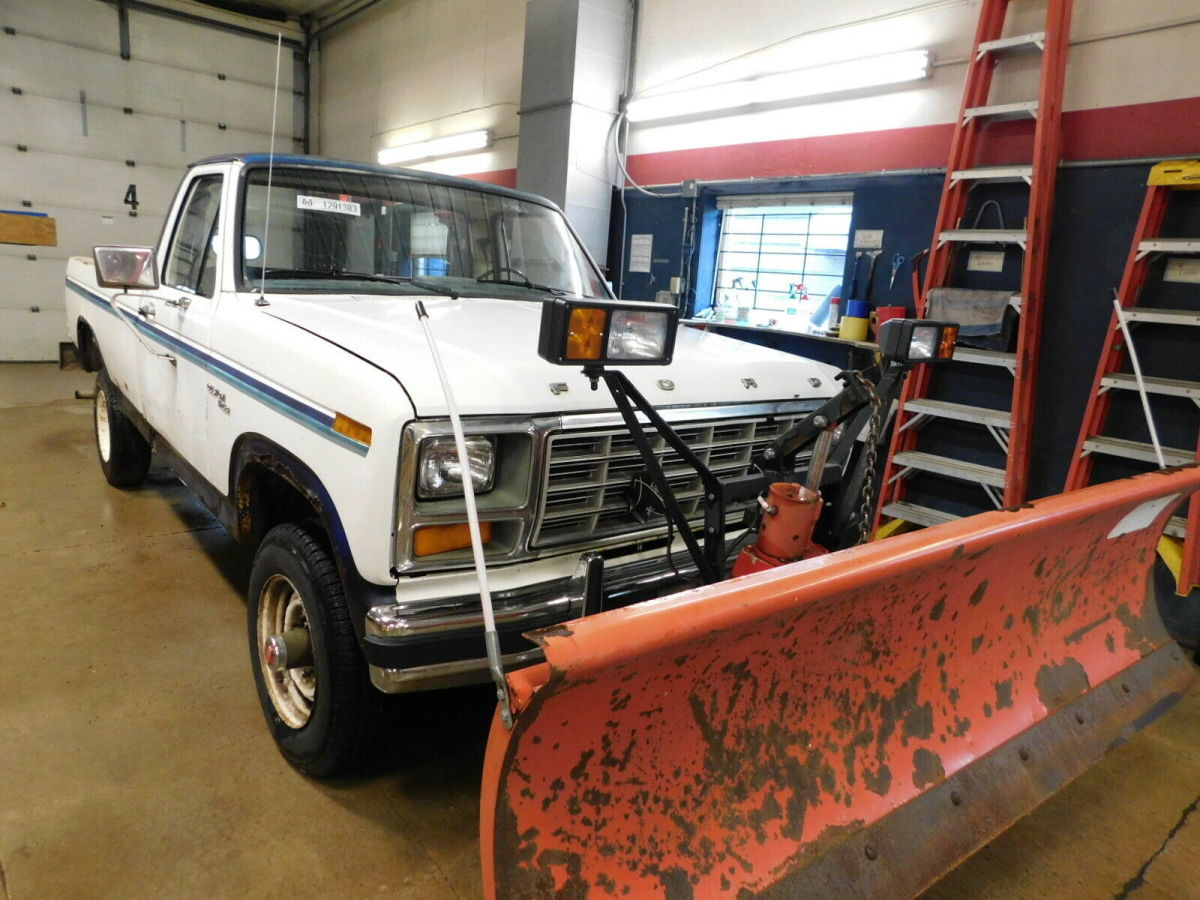 1981 White Ford F-250 Crew Cab Pickup