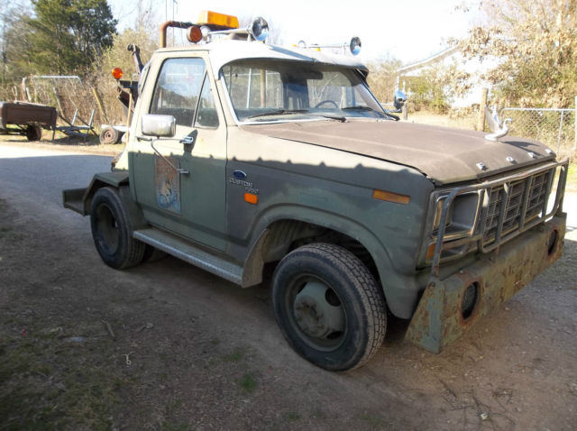 1981 green Ford F-350 truck