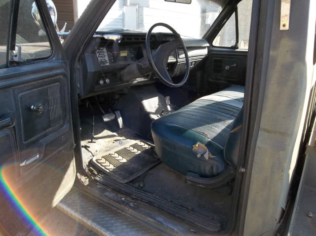 1981 green Ford F-350 truck