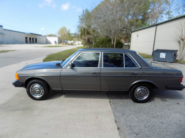 1981 Anthracite grey  Mercedes-Benz 200-Series sedan