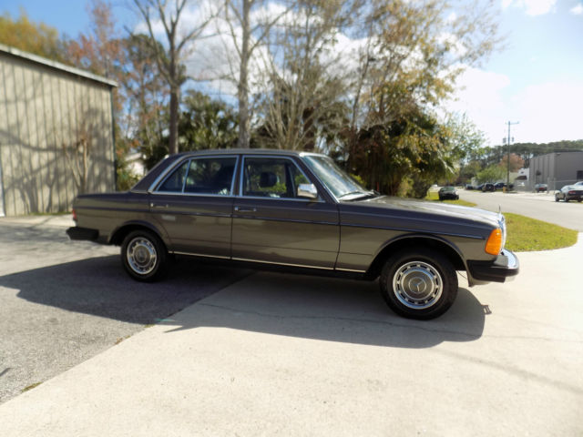 1981 Anthracite grey  Mercedes-Benz 200-Series sedan