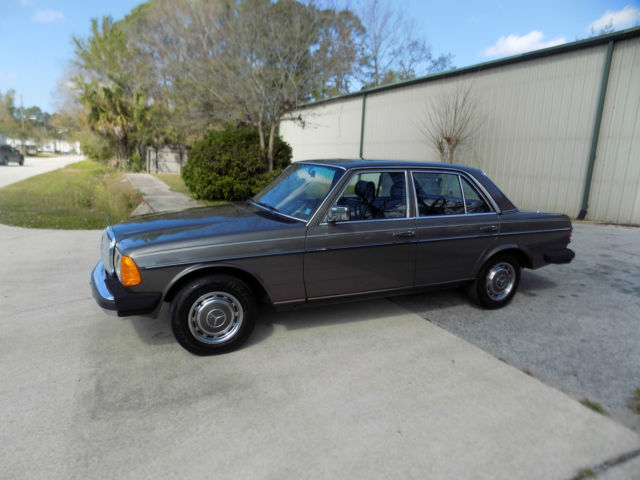 1981 Anthracite grey  Mercedes-Benz 200-Series sedan
